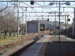 デキに連結されて元町・中華街寄り4両をけん引するデキ。停車する際、9004Fが微妙に後に下がっています。