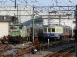 EDと9006側4両とを切り離し、9006側4両は更に無架線地帯へと入っていきます。
