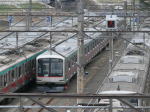 一方、5122Fは8両4ドア化。5号車はサハ5417と思われます。……前面の6ドアステッカーはそのままですが、6ドア車は1両もありません。